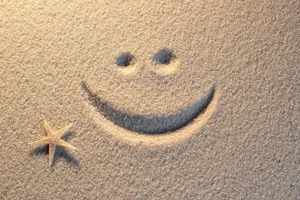 Símbolo de sonrisa sobre fondo de playa — Foto de Stock
