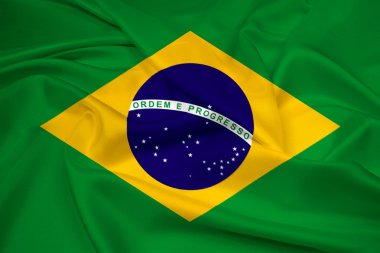 Brezilya bayrağı sallayarak