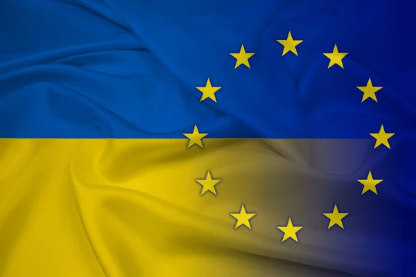 Agiter l'Ukraine et le drapeau de l'UE — Photo