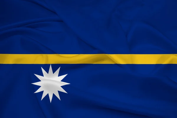 Brandissant le drapeau Nauru — Photo