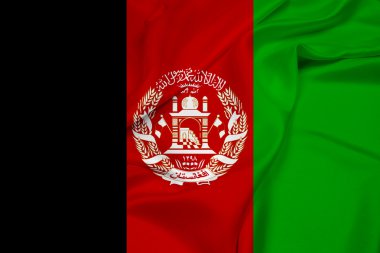Afganistan bayrağı sallayarak