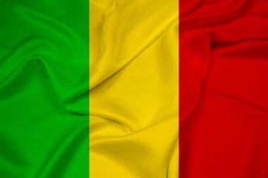 mali bayrağı sallayarak