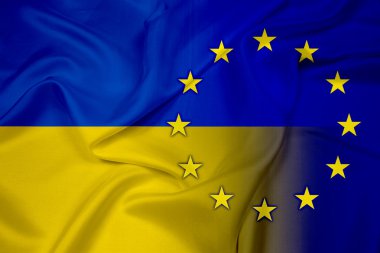 sallanan Ukrayna ve Avrupa Birliği bayrağı
