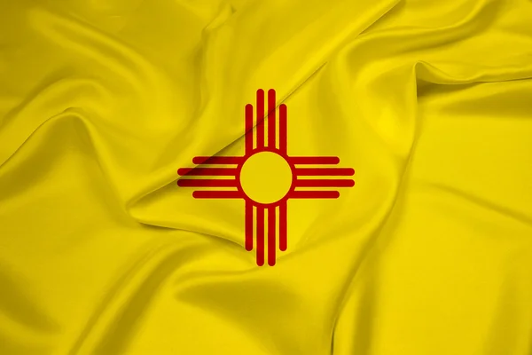 Brandissant le drapeau du Nouveau-Mexique — Photo