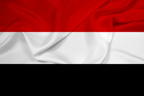 Размахивая Йеменским флагом — стоковое фото