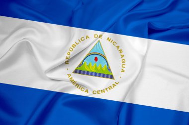 Nikaragua bayrağı sallayarak