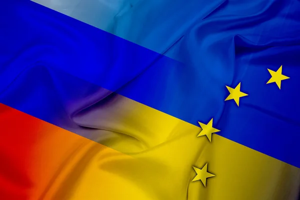 Macha flagą Ukrainy, UE i Rosja — Zdjęcie stockowe