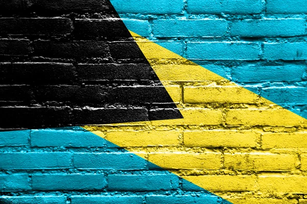 Багамский флаг, раскрашенный на кирпичной стене — стоковое фото