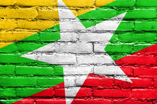 Tuğla duvara boyalı Myanmar bayrağı — Stok fotoğraf