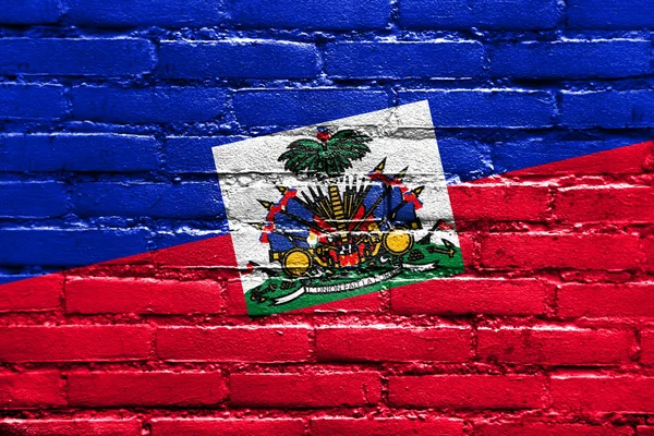 Haitianische Flagge an Ziegelwand gemalt — Stockfoto