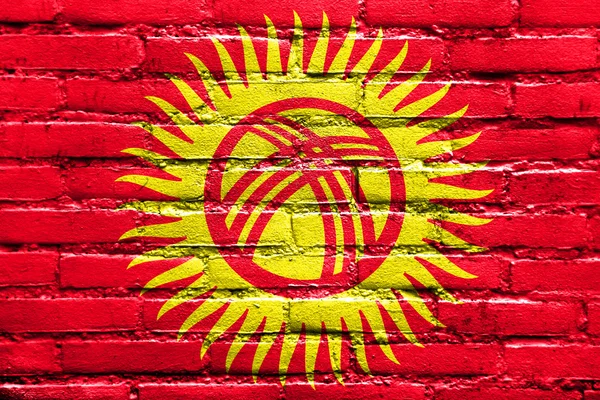Quirguizistão Bandeira pintada na parede de tijolos — Fotografia de Stock
