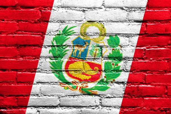 Bandera de Perú pintada sobre pared de ladrillo — Foto de Stock