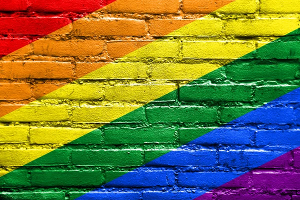 Bandiera arcobaleno dipinta su muro di mattoni — Foto Stock