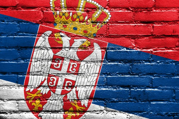Флаг Сербии, раскрашенный на кирпичной стене — стоковое фото