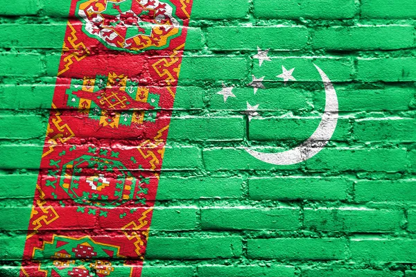 Туркменский флаг, раскрашенный на кирпичной стене — стоковое фото