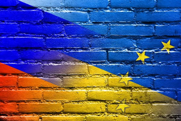 乌克兰、 欧盟和俄罗斯的国旗画在砖墙上 — 图库照片