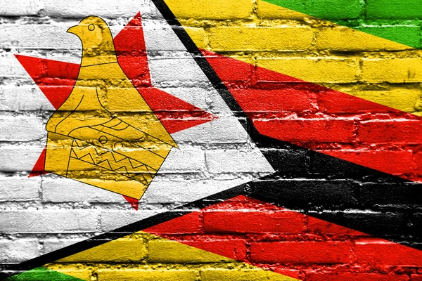 Bandeira do Zimbabué pintada na parede de tijolo — Fotografia de Stock