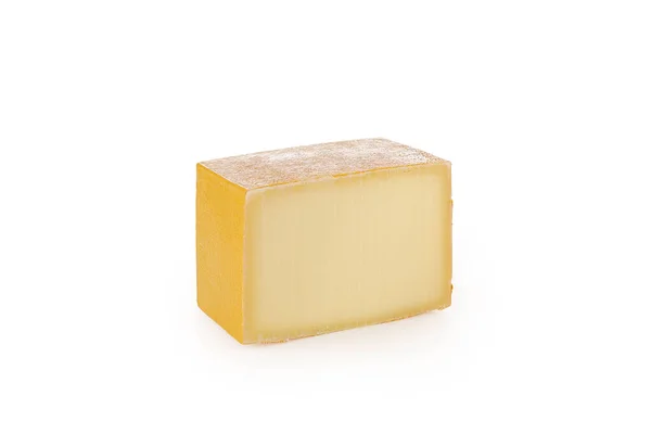 Pedazo de queso duro sobre fondo blanco aislado —  Fotos de Stock