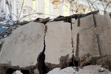 Kırık beton kaplama, büyük bir beton binayı sökerken düşmüş..