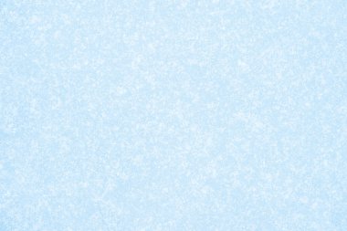 Işıl ışıl beyaz dondaki açık mavi buz. Doğal arkaplan.