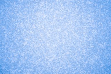 Mavi buzun üzerinde parlayan beyaz buzun dokusu ve merkezinde aydınlanma. Doğal arkaplan.
