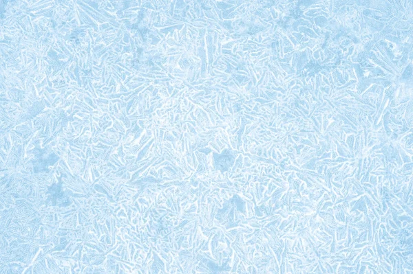 Gelo azul pálido em um padrão de geada branco figurado. Fundo natural — Fotografia de Stock