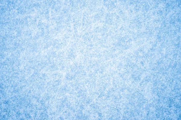 Ghiaccio blu in un motivo traforato di ghiaccio e gelo bianco. Sfondo naturale — Foto Stock