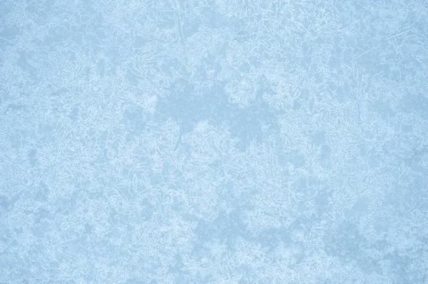 Ghiaccio grigio-bluastro in un modello traforato di vene glaciali incandescenti. Sfondo naturale — Foto Stock