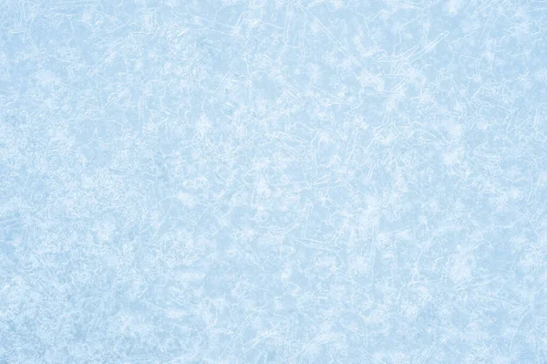 Gelo azul pálido em um padrão de aberturas de veias de gelo brilhantemente brilhantes. Fundo natural. Contexto — Fotografia de Stock