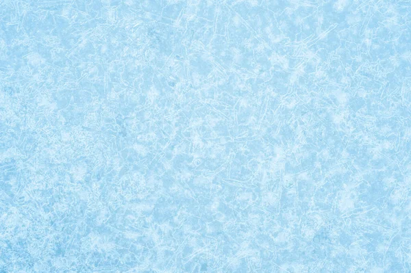 Brilhante contrastando gelo azul claro em um padrão de aberturas de veias de gelo brilhantes em luz uniforme. Contexto — Fotografia de Stock