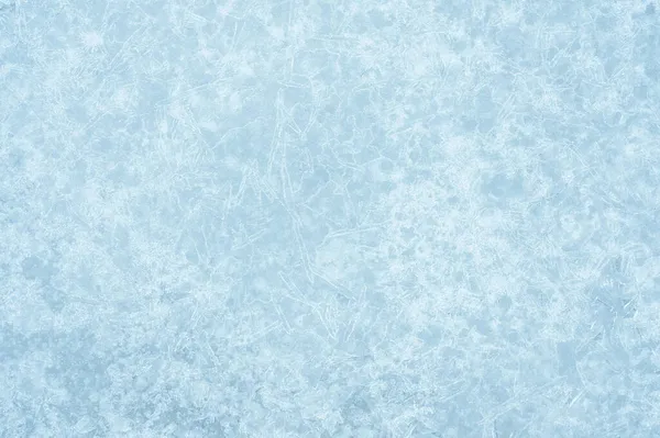O gelo cinza-azul pálido é texturizado com um padrão encaracolado luminoso de veias de gelo na geada branca. Contexto — Fotografia de Stock