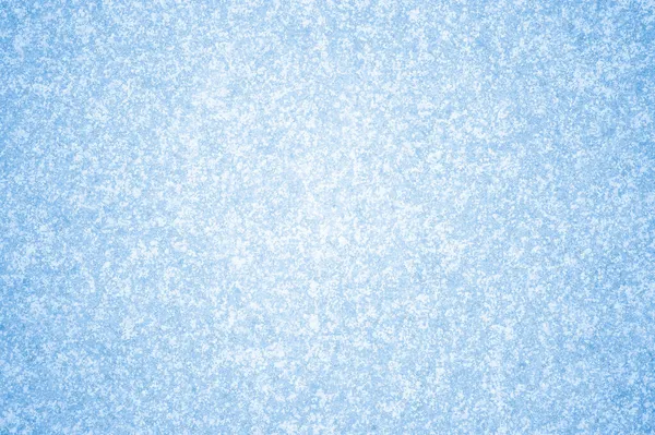 Білосніжний морозостійкий візерунок з природним освітленням на блакитному льоду. Тло — стокове фото