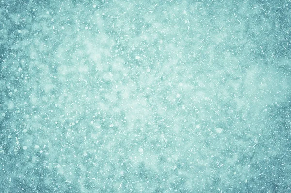 La textura del hielo en una helada cristalina con burbujas congeladas y copos de nieve. El concepto de un fondo de invierno para un diseño de capa plana —  Fotos de Stock