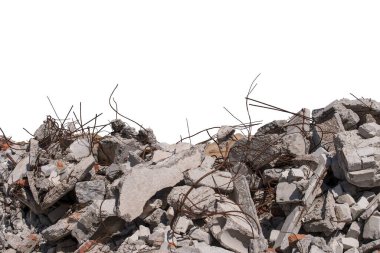 Beyaz zemin üzerinde beton enkaz, tuğla ve inşaat demiri yığını var..