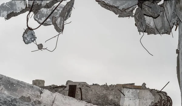 콘크리트 파편들 건물의 잔해들 하늘에 — 스톡 사진