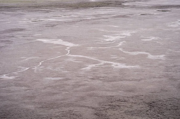 The muddy bottom of the reservoir with the remnants of water. Natural background — Zdjęcie stockowe