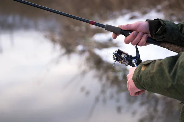 Las Manos Congeladas Pescador Macho Cerca Para Mantener Movimiento Giratorio — Foto de Stock