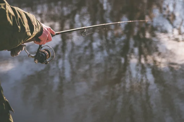 Замерзшие Руки Рыбака Самца Удержать Вращающееся Движение Ветрят Леской Катушке — стоковое фото