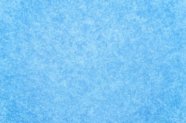 Kar tanelerinde donmuş bir pencerenin dokusu ve mavi bir buz deseni. Kış arkaplanı.