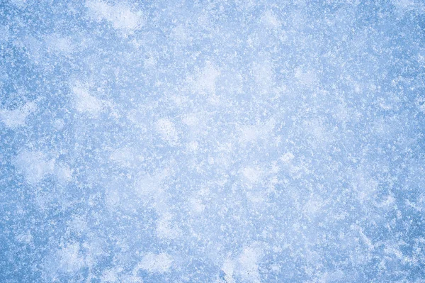 白い霜で青い氷の質感と自然光を反映しています — ストック写真