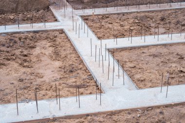 Bir kır evi inşaatının temelinin somut bir çözümü dökülüyor. Arkaplan.