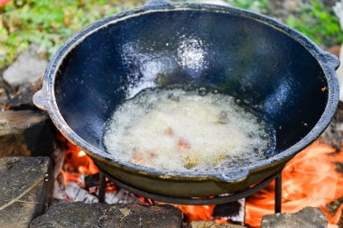Lanet bir kabuğu elde etmek için sebze yağının üzerinde küçük porsiyonlarda et kızartıyorlar..