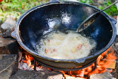 Lanet bir kabuğu elde etmek için sebze yağının üzerinde küçük porsiyonlarda et kızartıyorlar..
