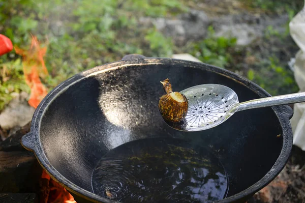 Pilaf Einem Kessel Auf Einem Picknick Kochen Zwiebeln Pflanzenöl Braten — Stockfoto