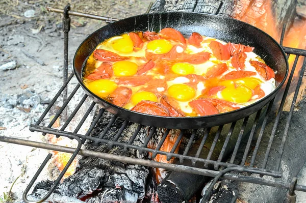 Domatesli çırpılmış yumurta yolculukta metal bir kafes üzerinde siyah bir tavada hazırlanır. Tabağın konsepti: protein ve lif karışımı..