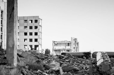Yığınla kütle ve kiriş parçasıyla yıkılan büyük beton bina. Geçmişi. Siyah beyaz fotoğraf.