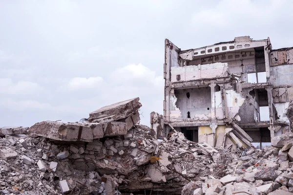 Edifício Arruinado Contra Céu Cinzento Com Uma Pilha Escombros Concreto — Fotografia de Stock