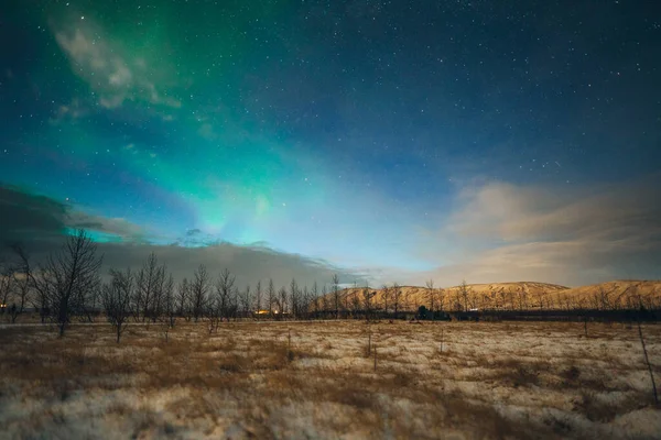 Paisagem Incrível Fenômeno Natural Bonito Aurora Borealis Luzes Norte Enquanto — Fotografia de Stock