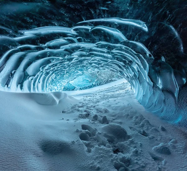 Entrada Cueva Hielo Cristal Azul Río Subterráneo Debajo Del Glaciar —  Fotos de Stock