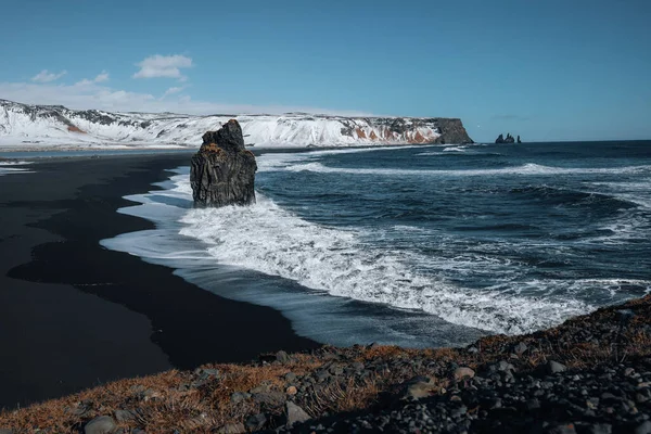 Paisagem Inverno Dramática Islandês Black Sand Beach Reynisfjara Perto Cidade — Fotografia de Stock